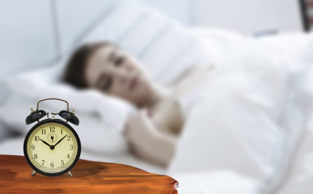 How to Wake Up at 5 AM Sharp (8 Tips)