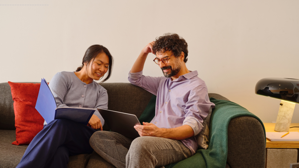 14 Things Women Do When They Are in Love