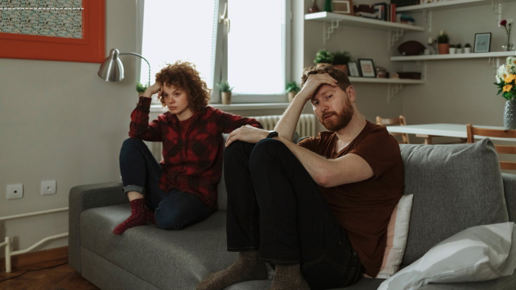 6 Signs Someone Secretly Hates You (But Pretends to Like You)